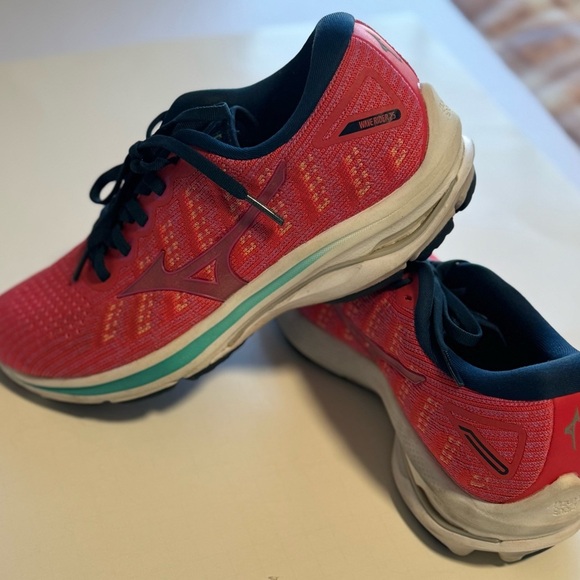 Womans size 8 mizuno wave running shoe - Picture 2 of 9